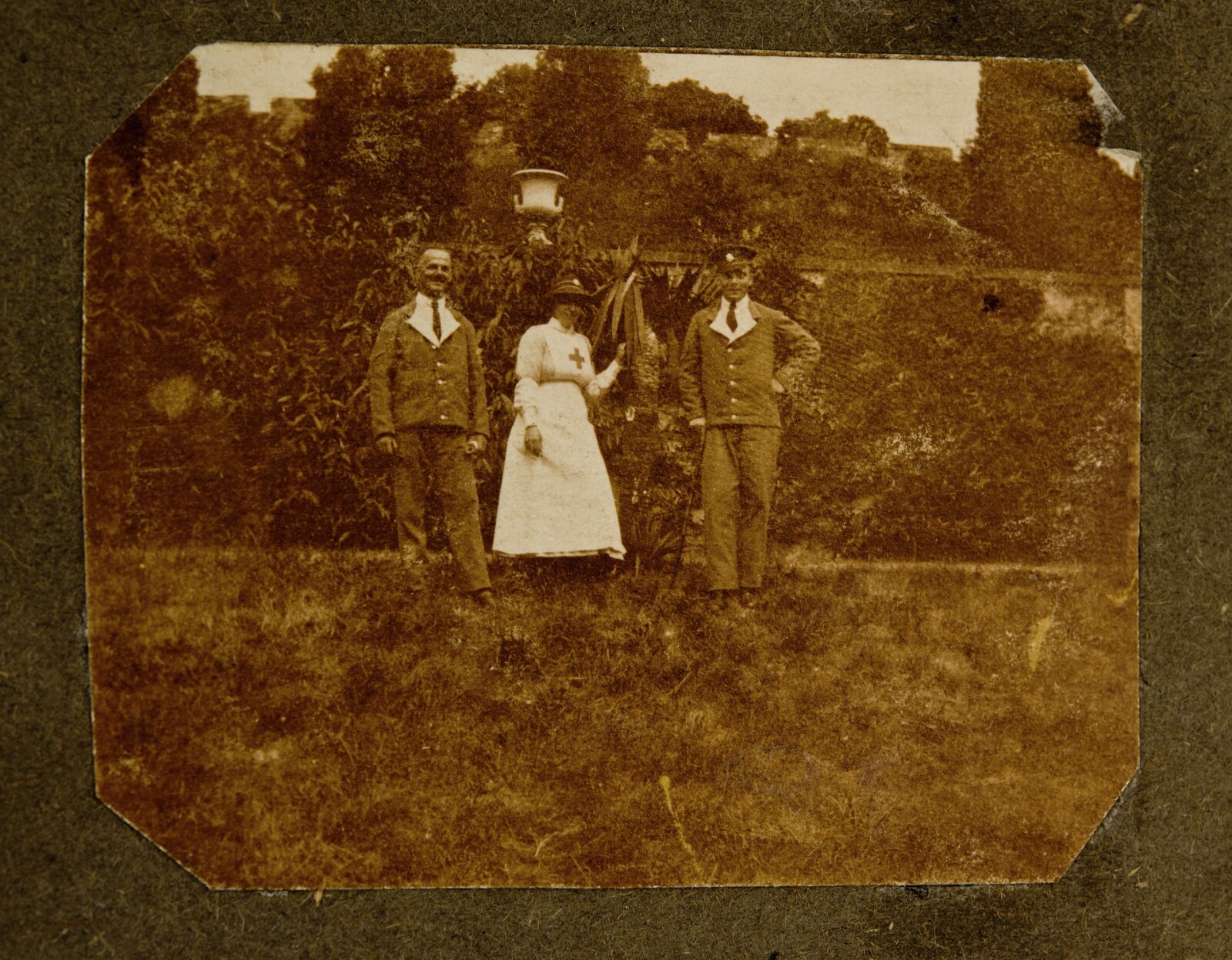 Bessie Hunter with two soldiers on the Rose Terrace, St Fagans Castle, about 1916-19 (Private Collection)