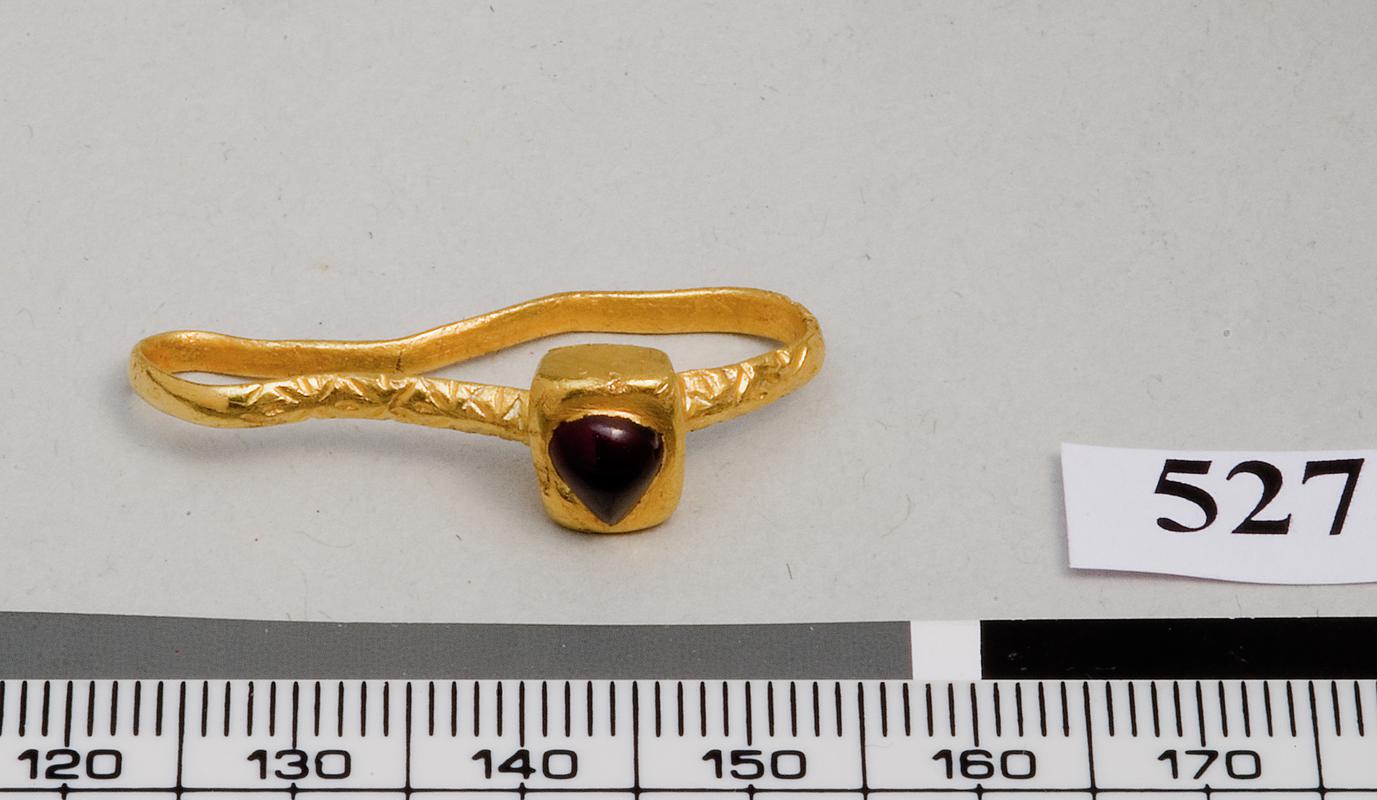 gold finger ring with garnet
