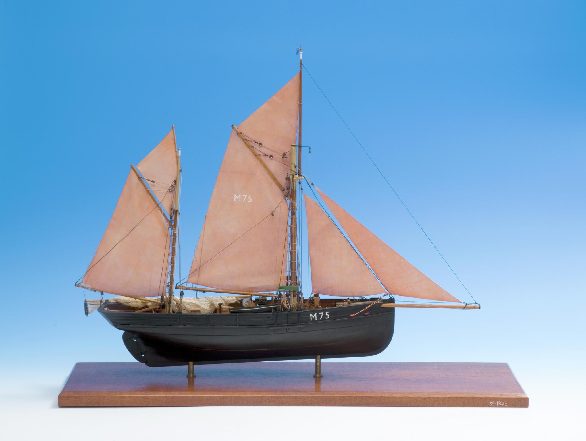 Sailing trawler WILLIE, full hull ship model