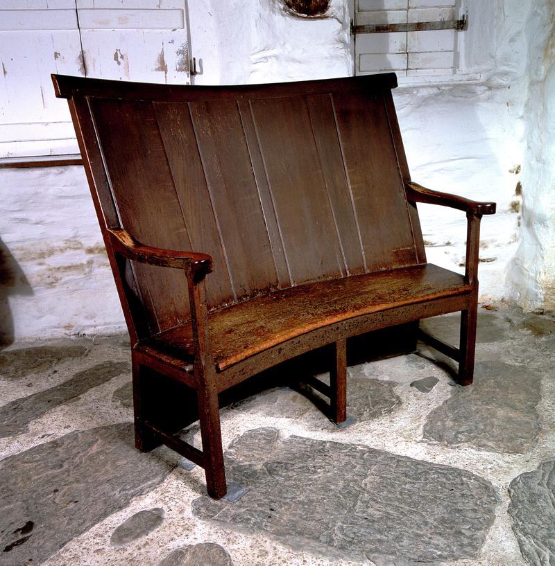 Mid-19th cent bow-settle of pine and ash
