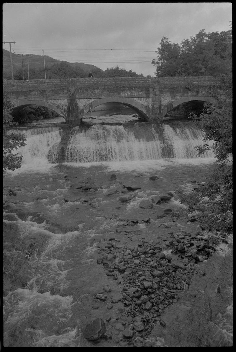 Weir with bridge over, location unknown (Canal Society).