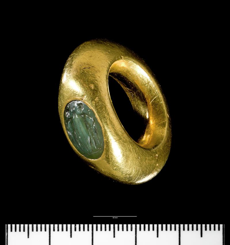 Roman gold finger ring with intaglio