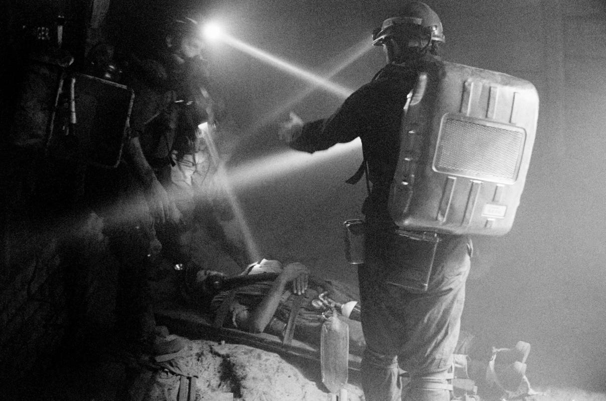 GB. WALES. The Porth mine rescue team try to help a trapped miner during a mine fire. 1989.