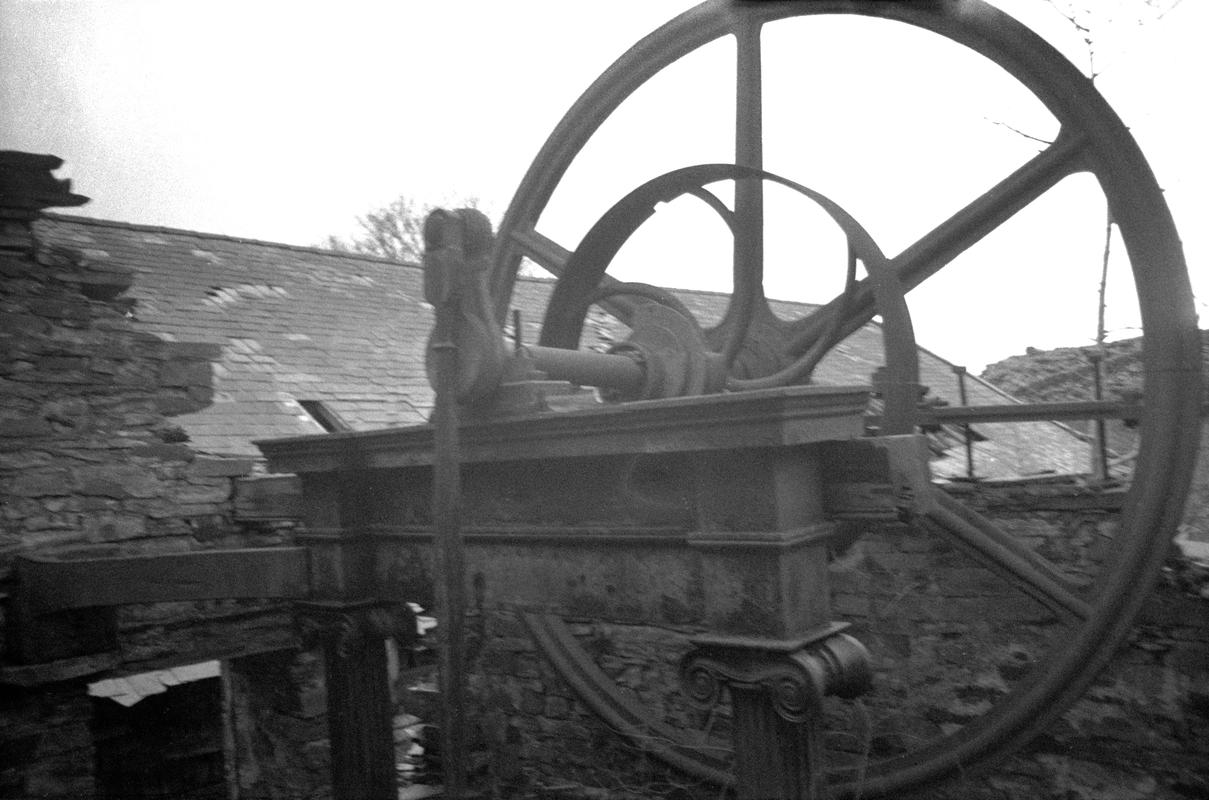 Vertical single cylinder condensing steam engine, Fly wheel