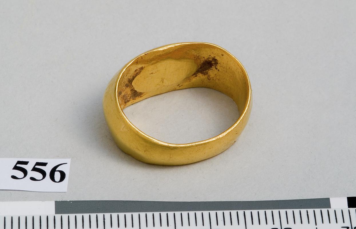 Roman gold finger ring with intaglio