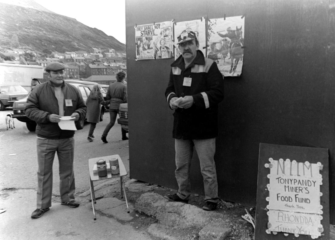 1984 strike  : Collecting money outside indoor market, Tonypandy