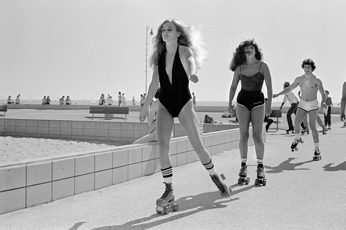 USA. CALIFORNIA. Venice Beach. Roller blading on the sea front walk. 1980.
