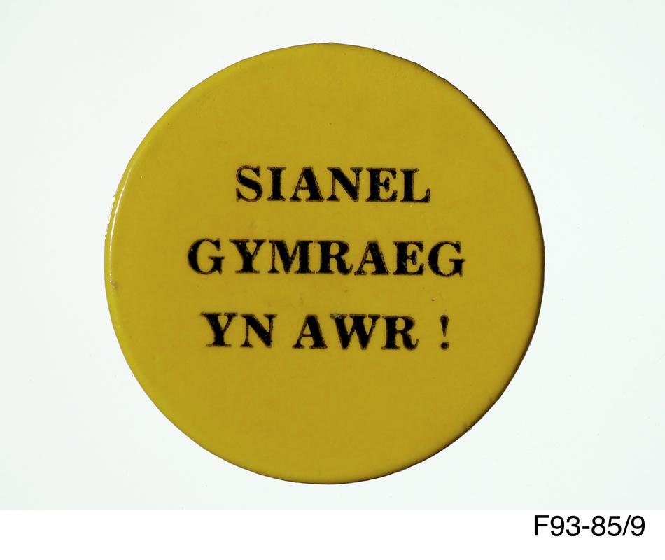 Badge &#039;Sianel Gymraeg yn awr&#039;