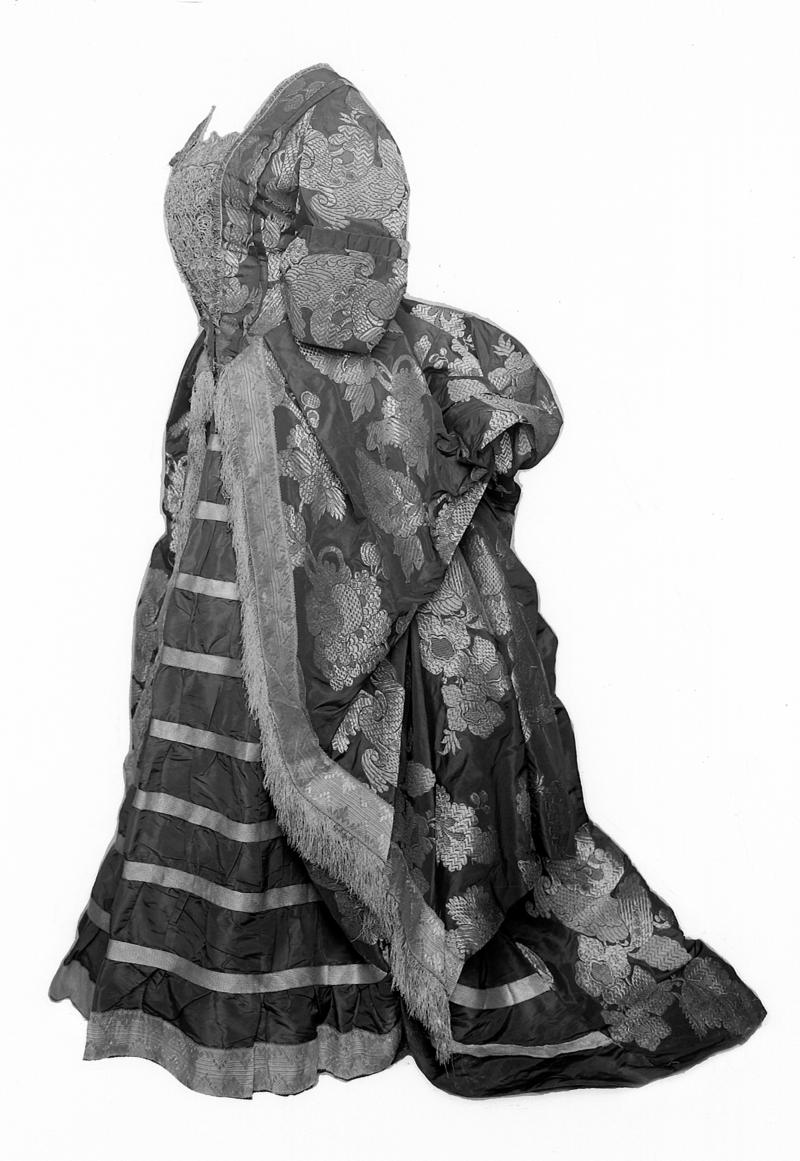 18th century lady&#039;s green taffeta gown
