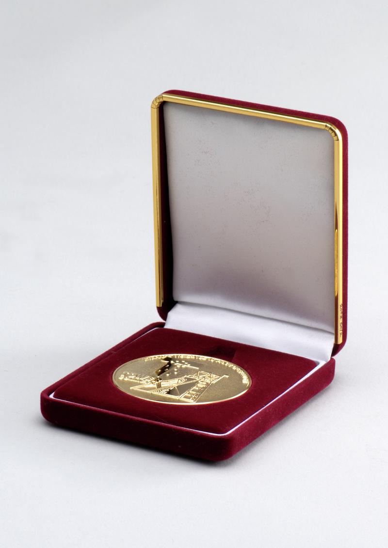 Tower Colliery closure medal : Medal in open case (perspective view)
