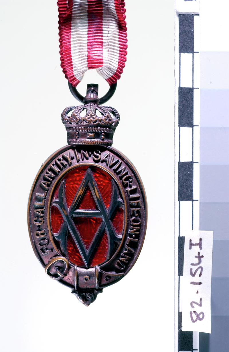 Bronze Albert Medal, presented to Rees Thomas (obverse)