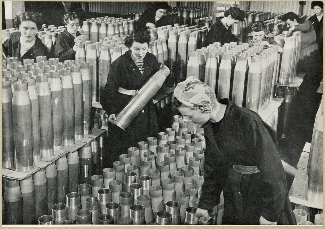 Women manufacturing artillery shells at a south Wales factory. Probably Edward Curran &amp; Co., Cardiff.