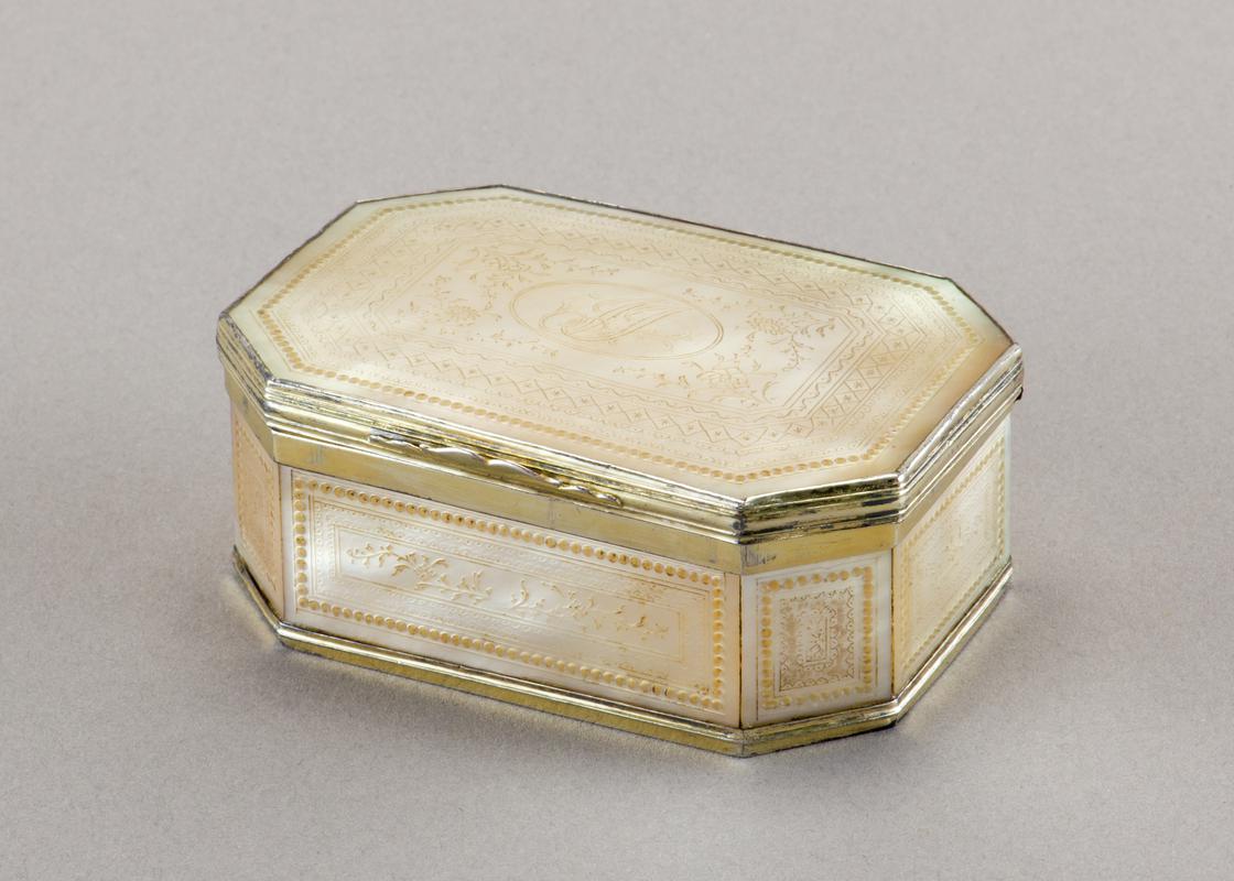 Snuff box