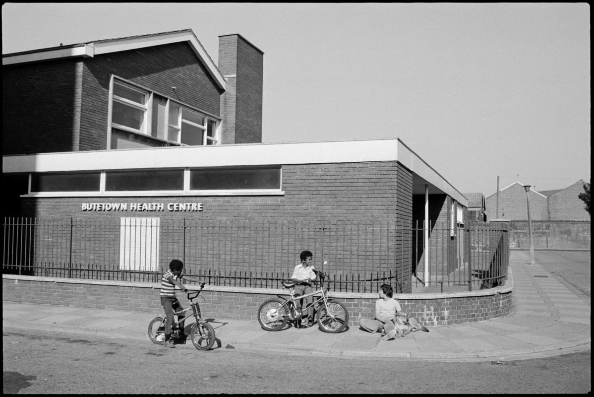 Butetown, negative