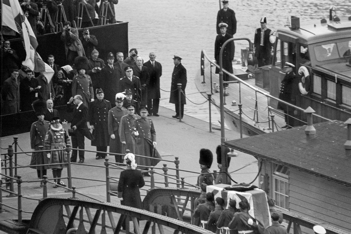 GB. ENGLAND. London. Winston CHURCHILL funeral. 3 January. Churchill&#039;s lead-lined coffin is carried to a barge at Tower Pier. 1965.