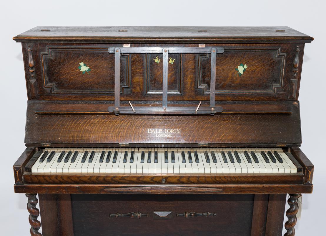 Piano, upright