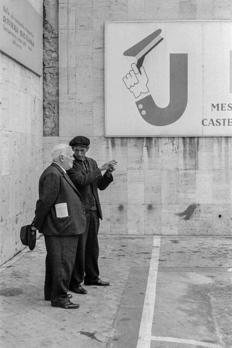 ITALY. Sicily. Taorima. Conversation. 1964.