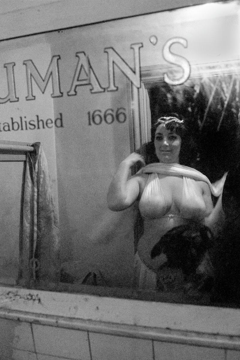 GB. ENGLAND. London. Hostess in a men&#039;s drinking club. 1965.