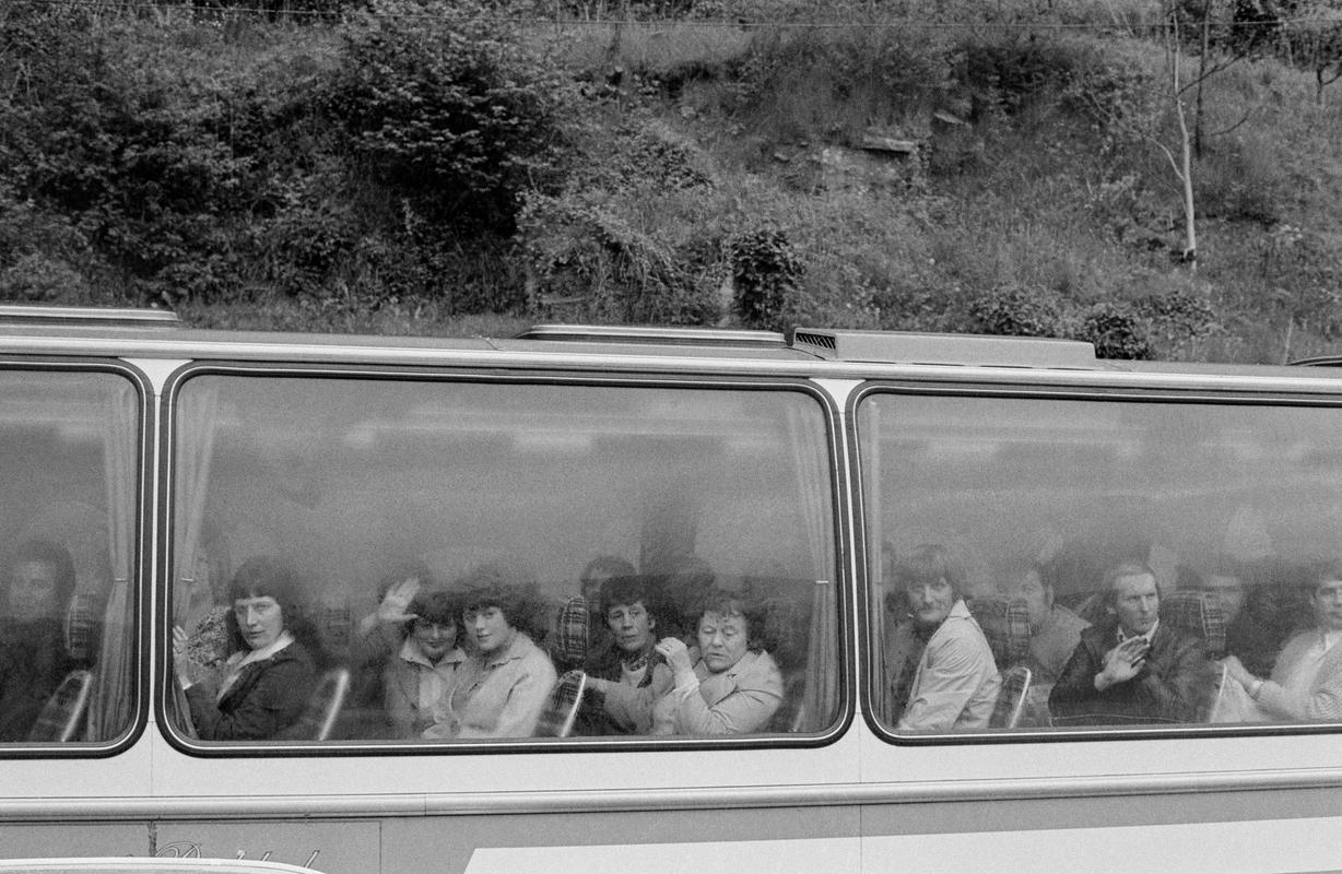 GB. WALES. Tintern. Tourist coach party. 1979.