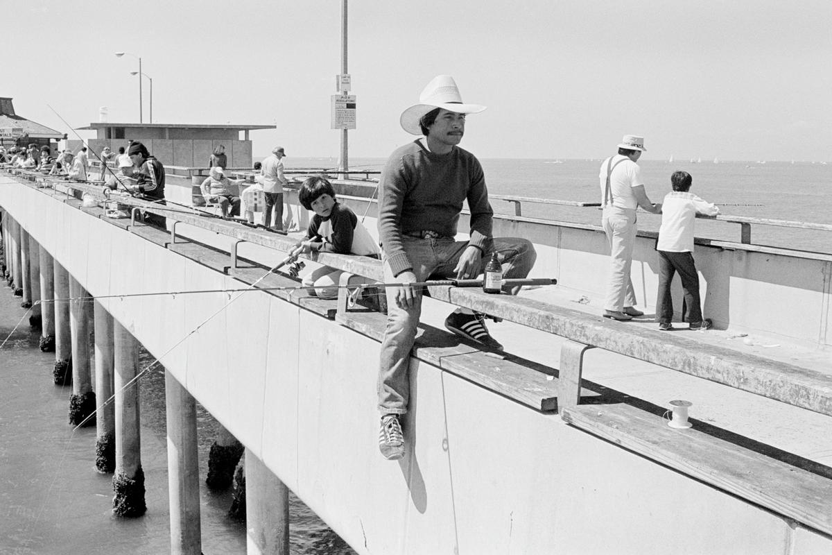 USA. CALIFORNIA. Santa Monica. Fishing off the pier. 1980.