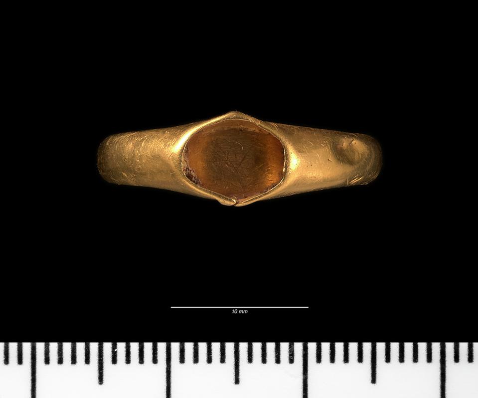 Medieval gold finger ring