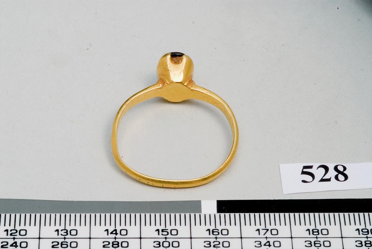 Medieval gold ring with garnet