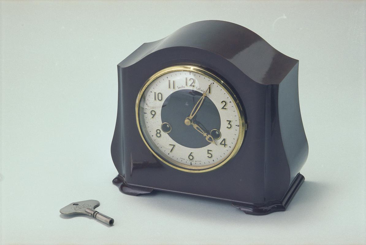 Smiths&#039; &#039;Aberdeen&#039; Striking Clock in a bakelight case, made by the Enfield Clock Co. Ltd at Ystradgynlais.
