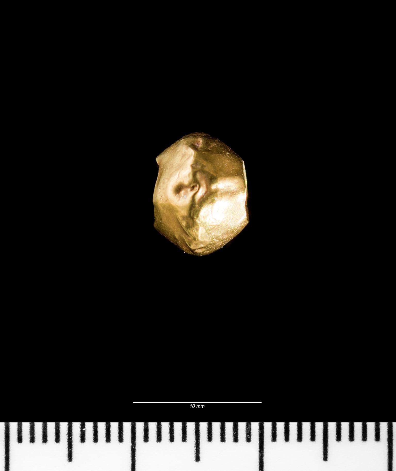 Middle Bronze Age gold bead