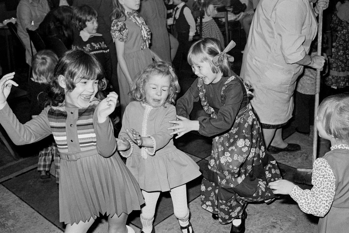 GB. WALES. Abertillery. Children&#039;s party. 1974.