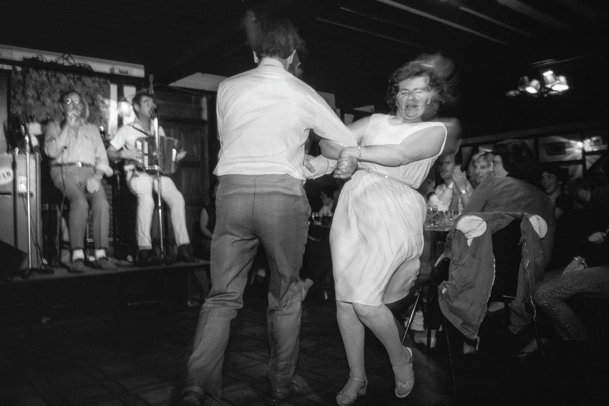 IRELAND. Killarney. The Laurel Singing Bar. Every night 300 people crowd in to sing or dance together in an evening of self fun. 1984.