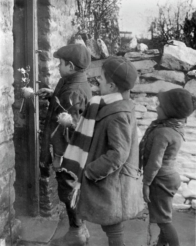 Collecting &#039;Calennig&#039; in Llangynwyd c. 1904-1910