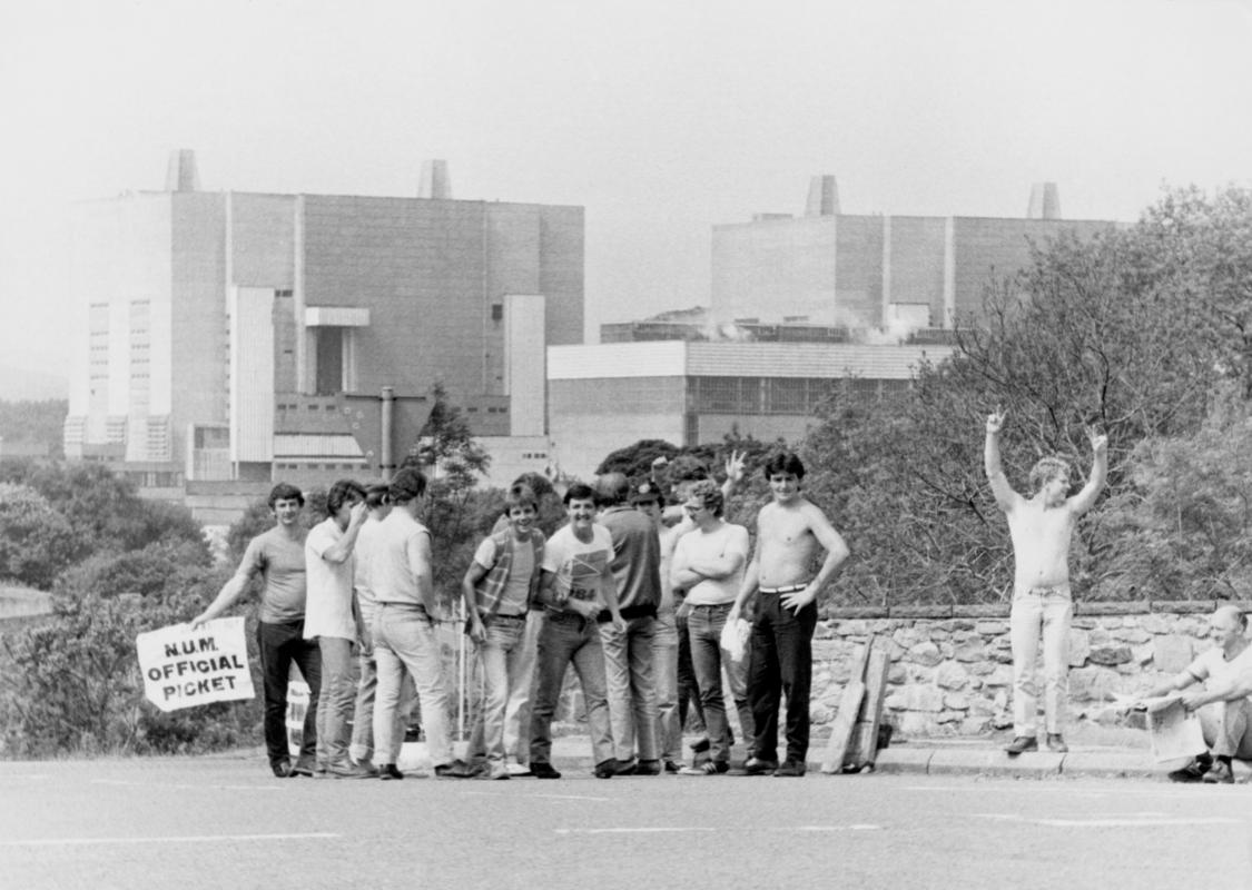 1984/85 Strike : Penallta pickets outside Trawsfynydd power station