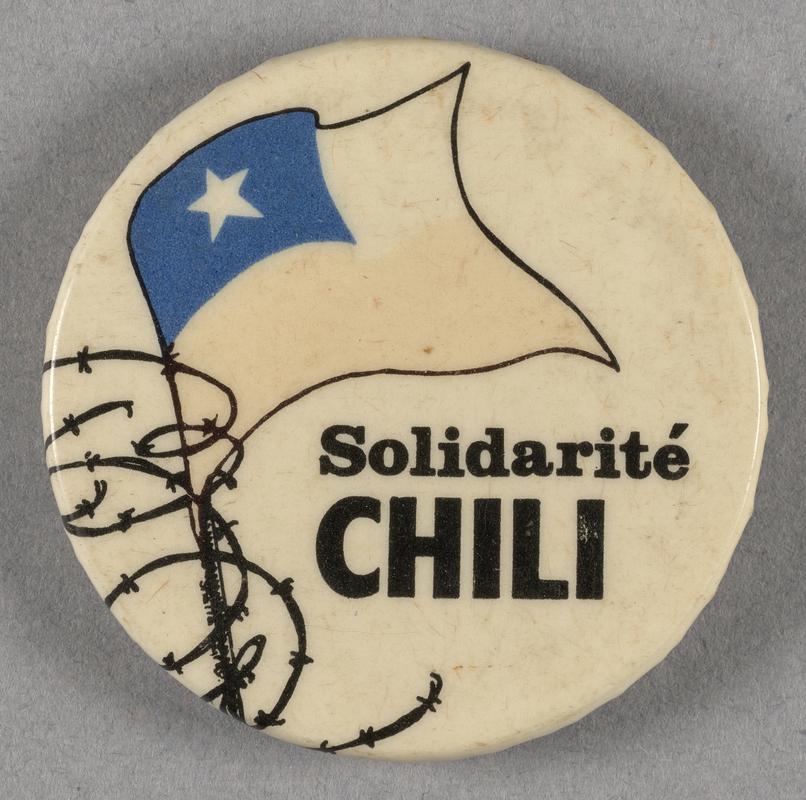 Badge with slogan &#039;Solidarite Chili&#039;.