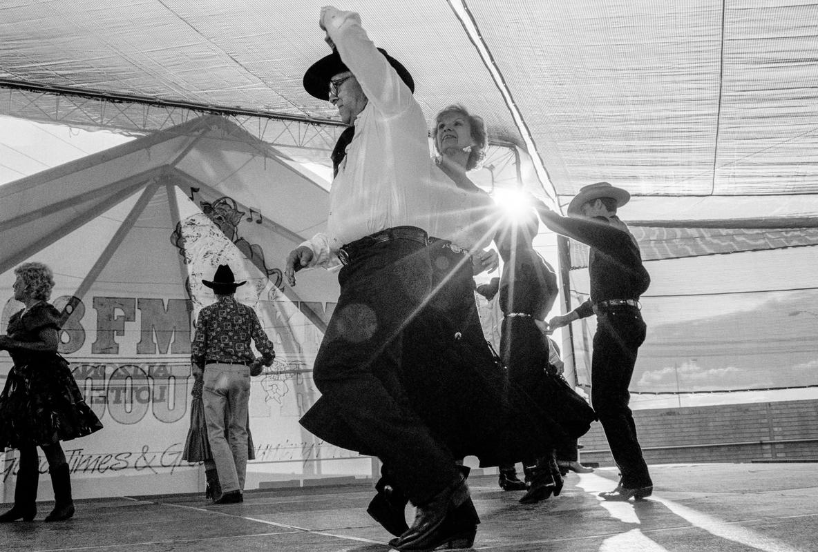 USA. ARIZONA. Phoenix. Country dancing at the fair. 1992.