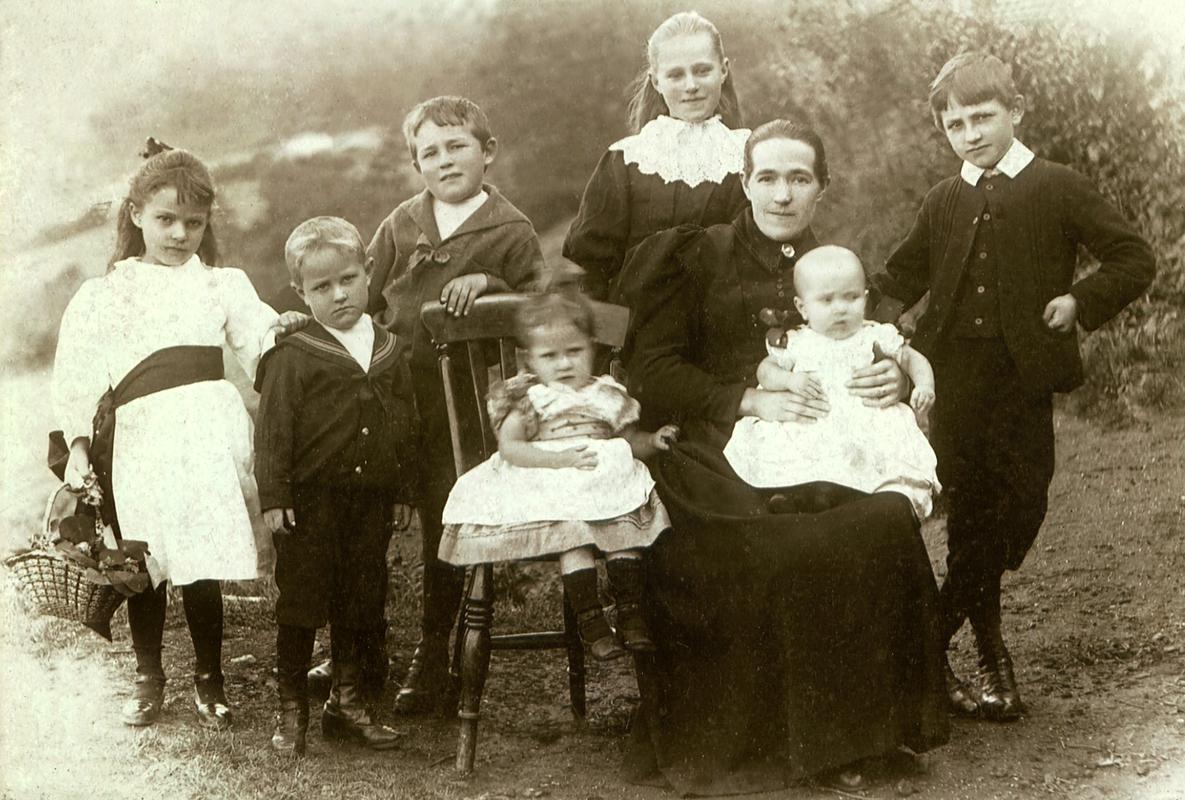 Mrs John Williams with 7 of her 10 children
