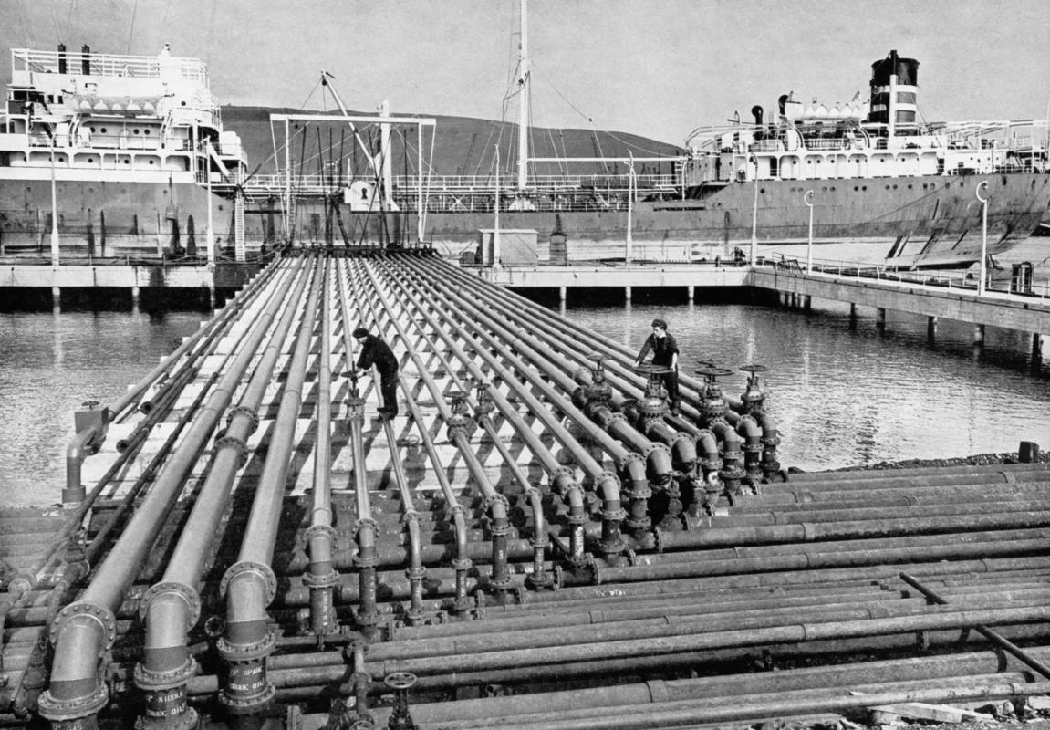 Queen&#039;s Dock oil terminal, Swansea