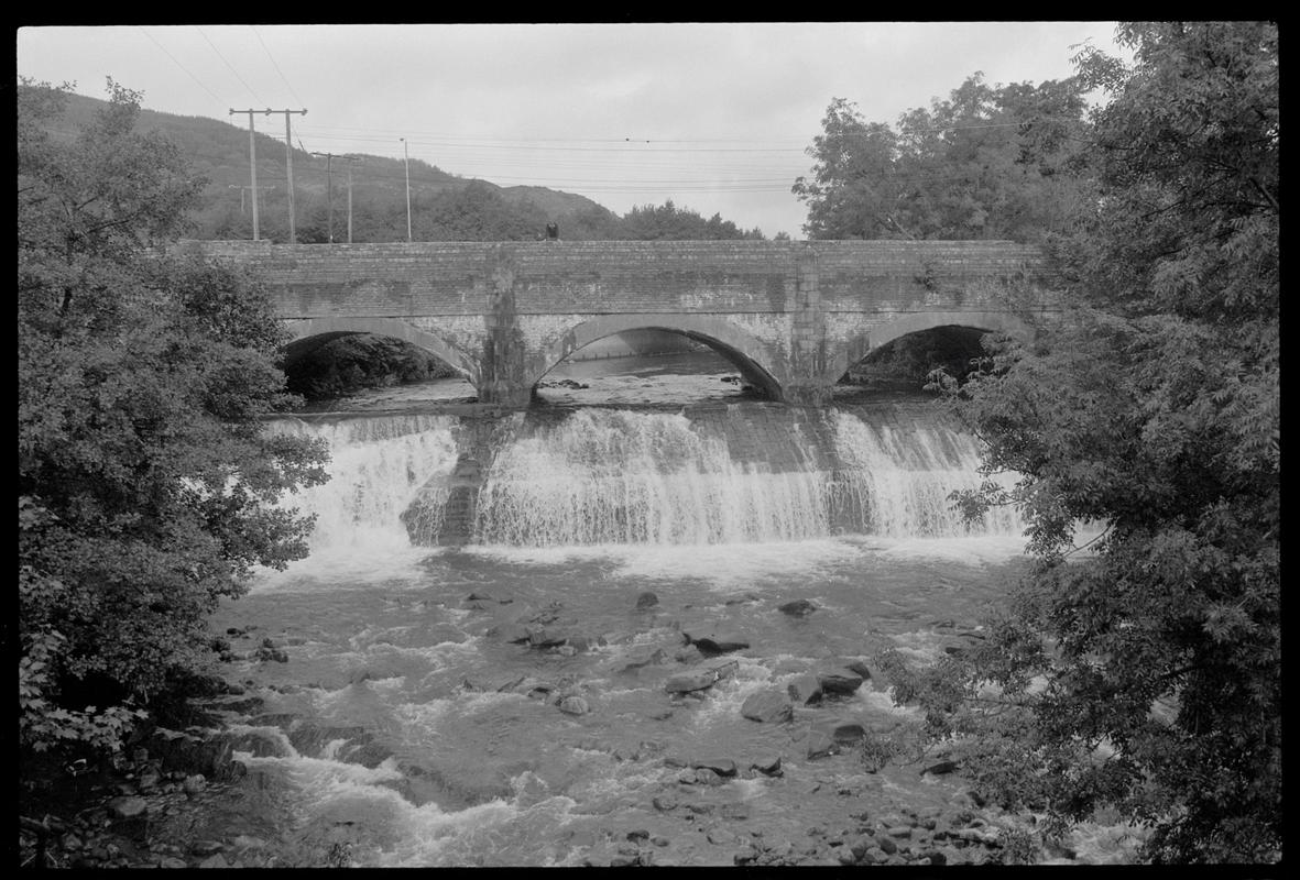 Weir, location unknown (Canal Society).