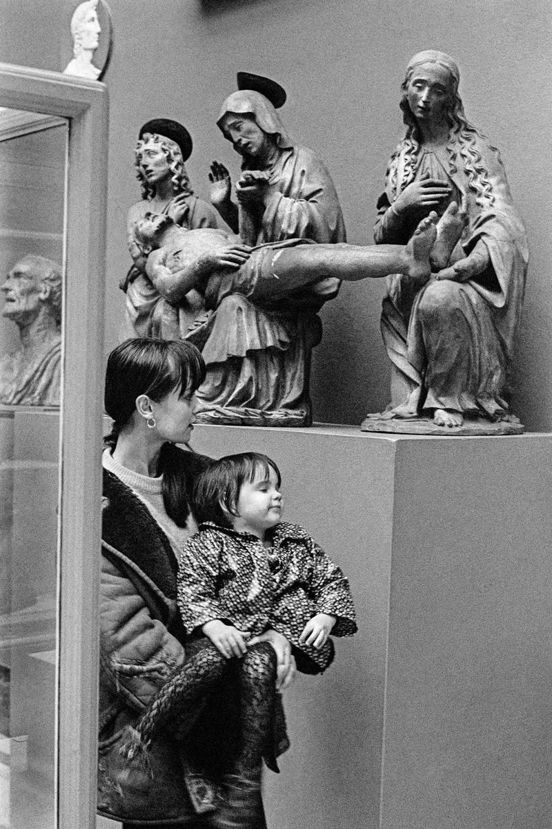 GB. ENGLAND. London. Alita Naughton with daughter Sian in the British Museum.  The Lamentation over the Dead Christ. Terracotta. Workshop of Giovanni Delia Robbia b 1469. (Sculpture Exposed. Carving and Controversy). 1967.