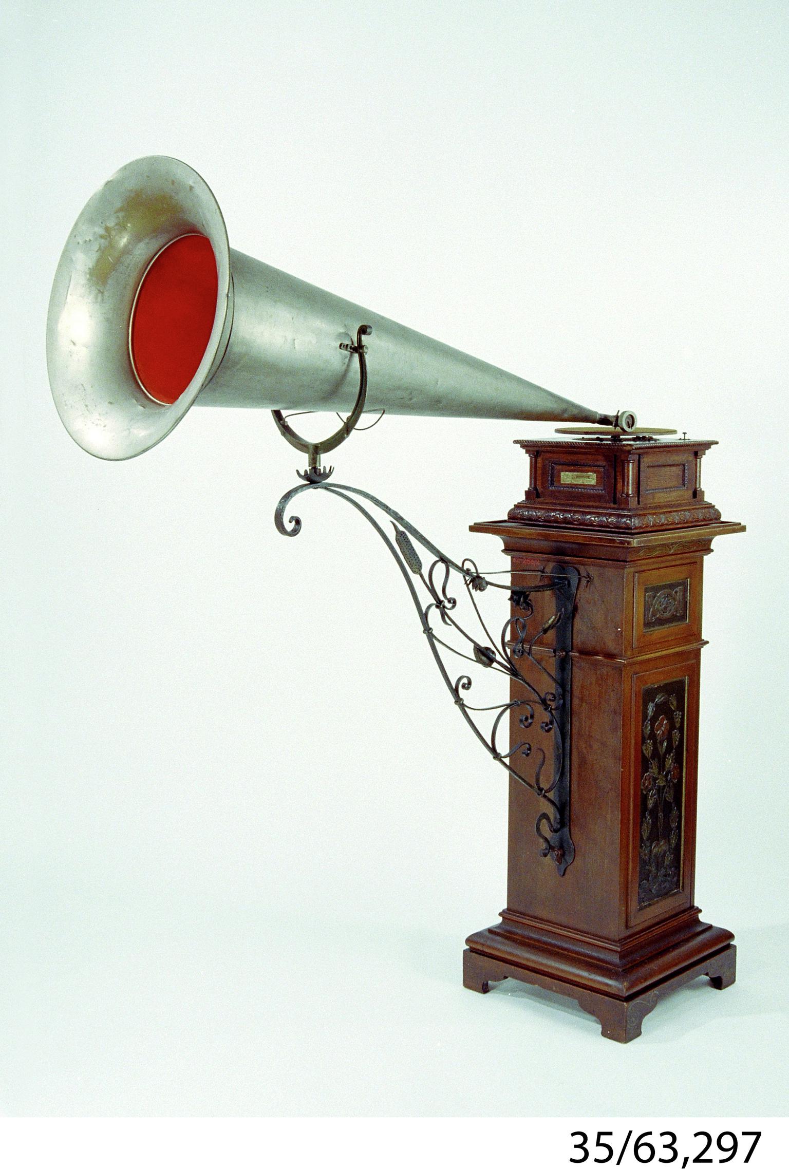 Monarch Senior Clockwork gramaphone, 1904