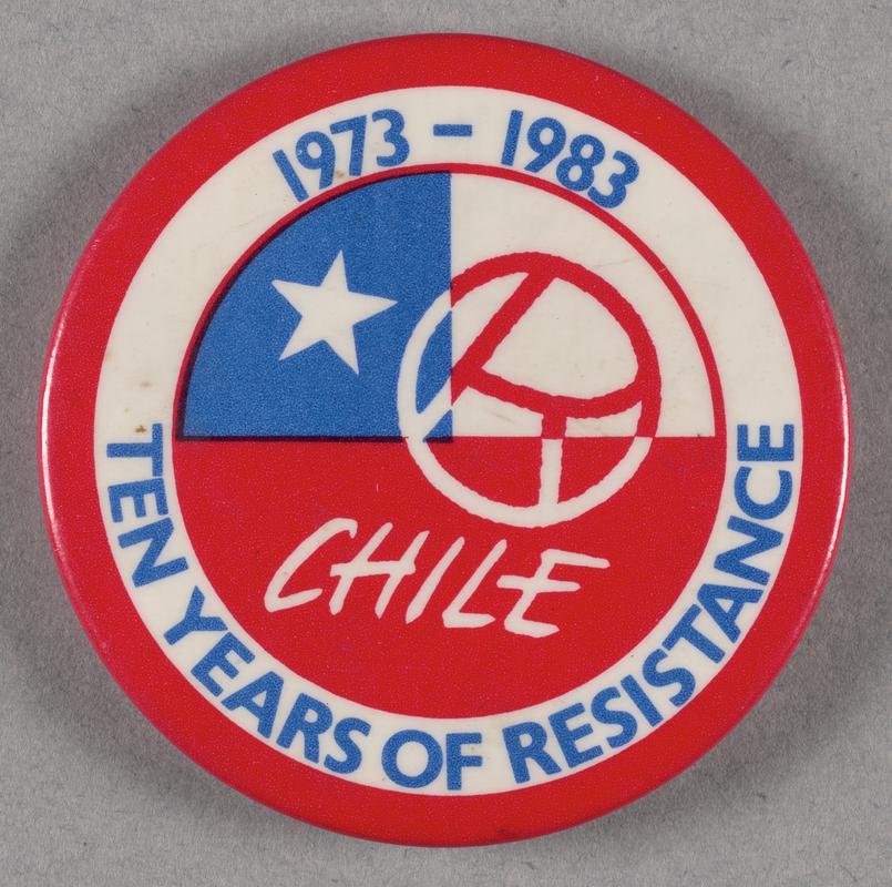 Badge with slogan &#039;1973-1983 / CHILE / TEN YEARS OF RESISTANCE&#039;.