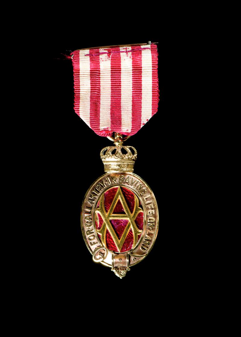 Albert Medal, gold, presented to Daniel Thomas, front