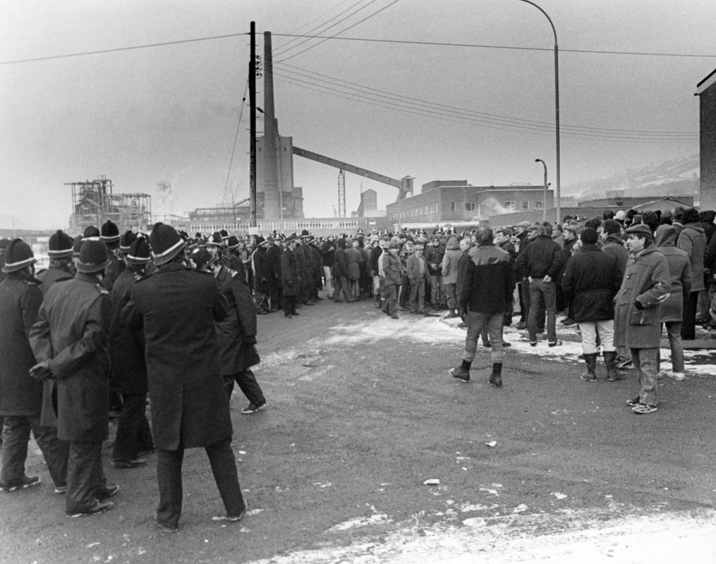1984 strike  : Police at Nantgarw Colliery