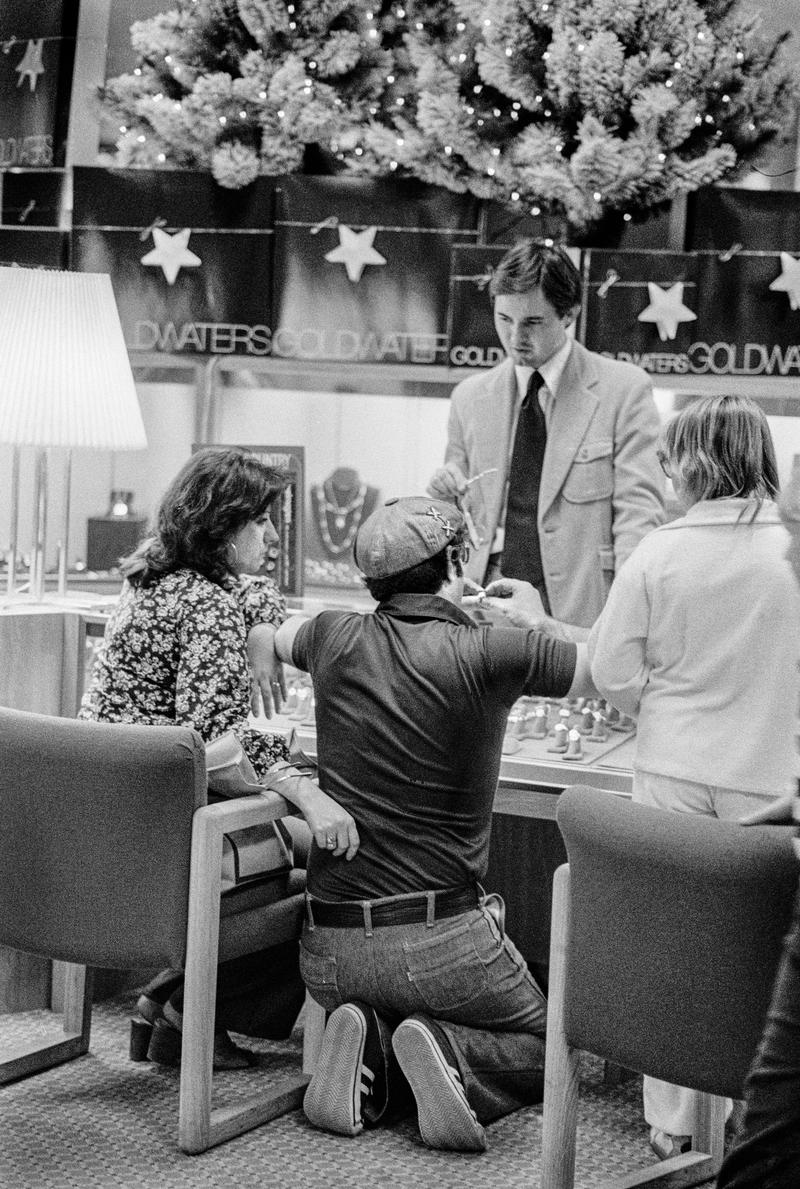 USA. ARIZONA. Phoenix. Choosing a wedding ring in Goldwaters department store. 1979.