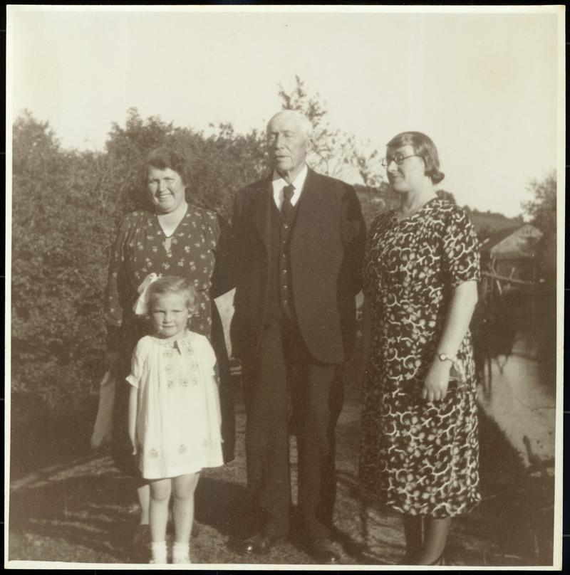 Alice Wilkins, née Goodwin, Thomas&#039; daughter (left), Thomas Goodwin (middle), Esther Goodwin grand-daughter Anne Goodwin Wilkins.