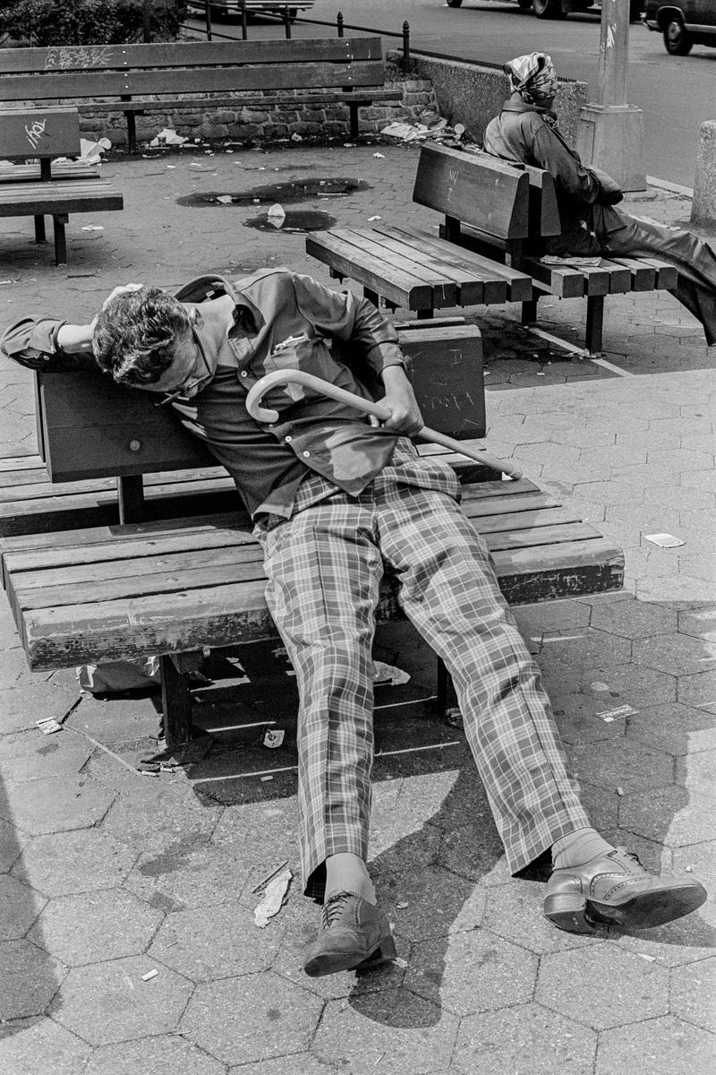 USA. NEW YORK. A good night out? Simply tired? Rest or sleep in Manhattan. 1980.
