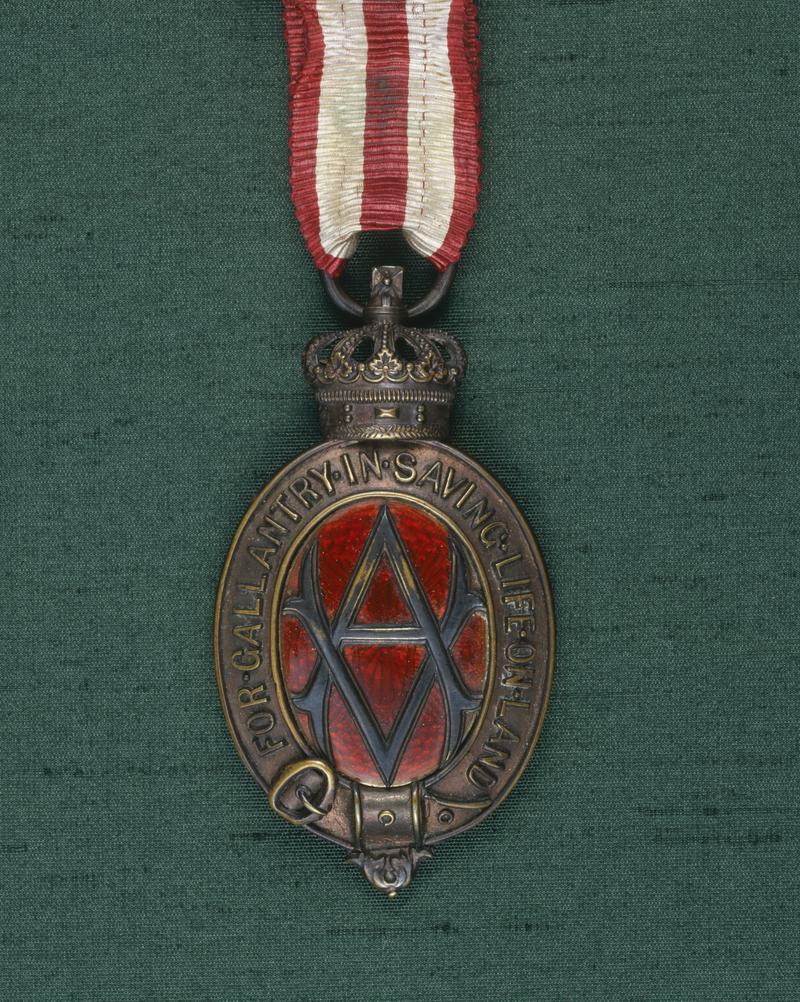Albert Medal, bronze, presented to Rees Thomas