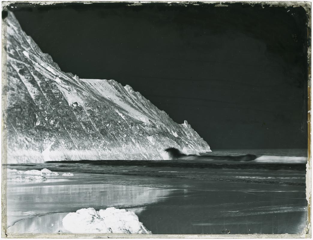 Three Cliffs Bay, negative