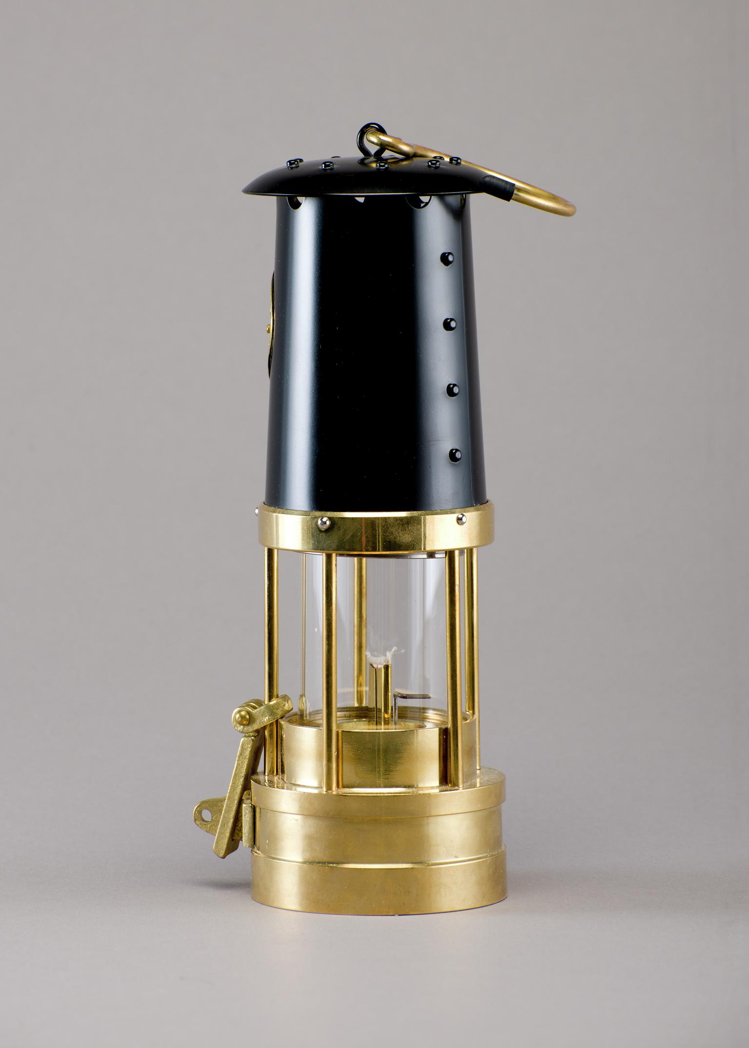 Flame safety lamp