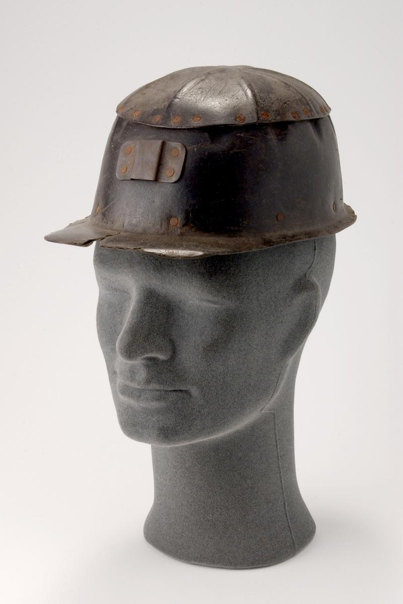 Miner&#039;s helmet (on head)
