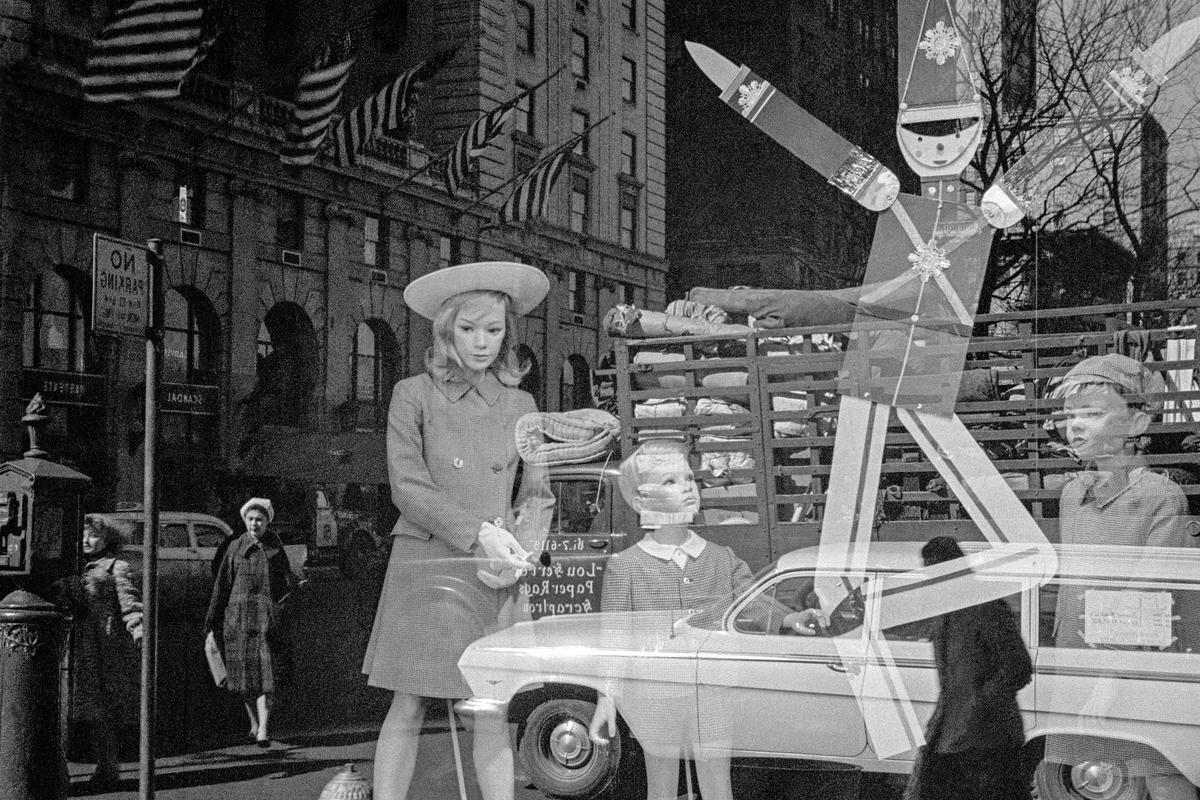 USA. NEW YORK. Lower Manhattan. Childs cloths window plus the American Flag. 1962.